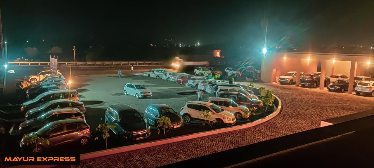 Hotel Mayur Express Sangamner Exteriér fotografie